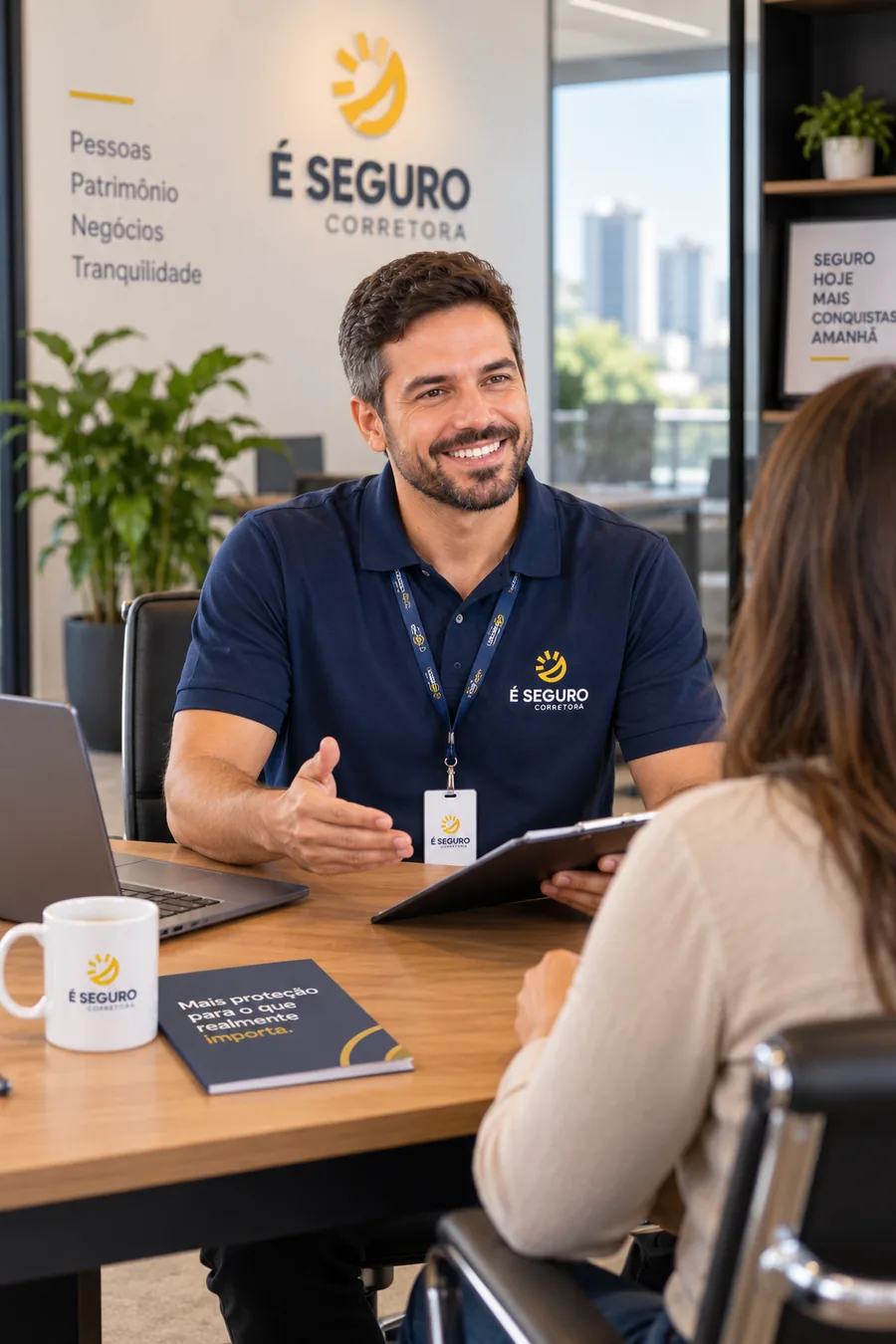 Corretor da É Seguro atendendo uma cliente