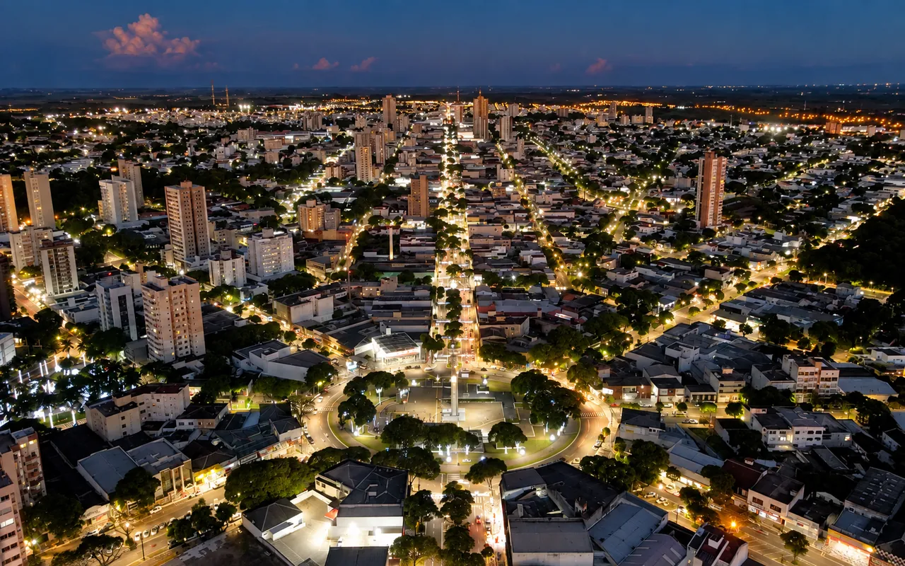 Vista aérea noturna de Umuarama, no Paraná, cidade onde a rede foi fundada