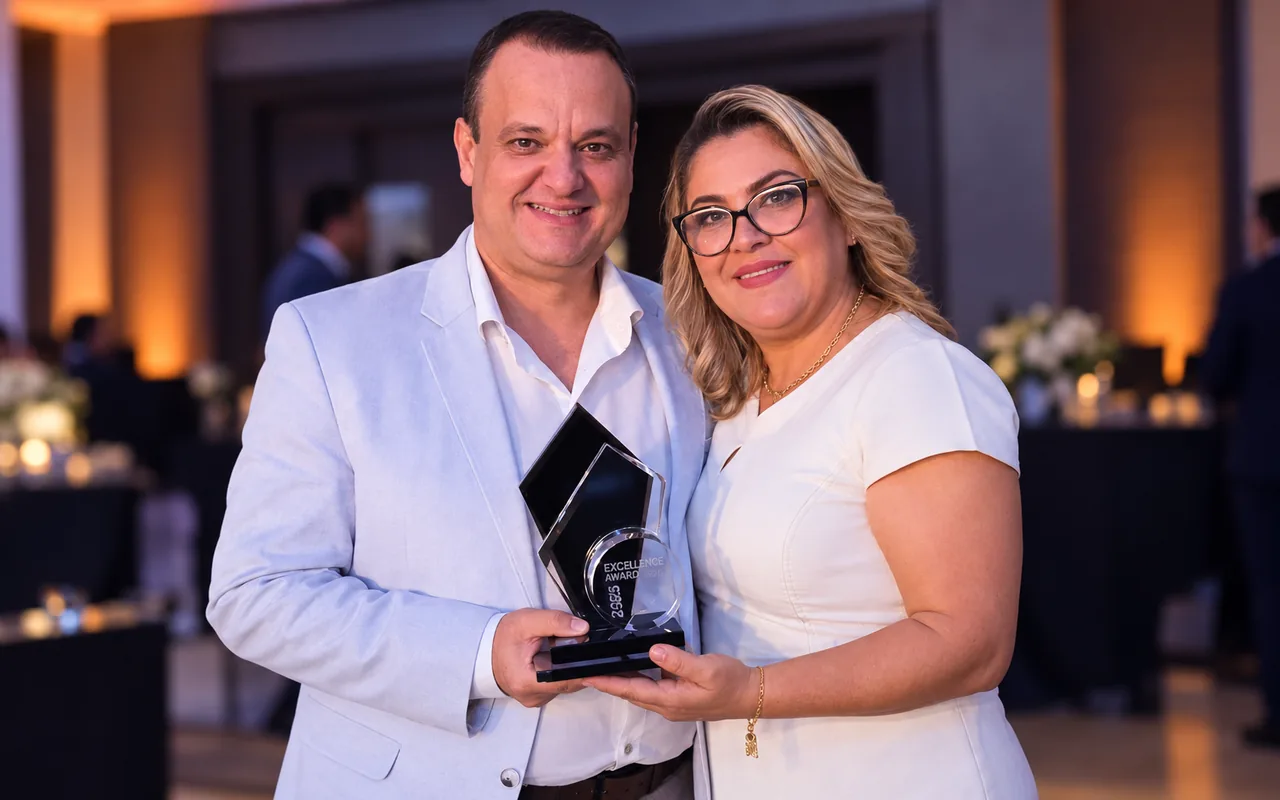 Adriano Oliveira com o troféu do Selo de Excelência em Franchising da ABF 2025