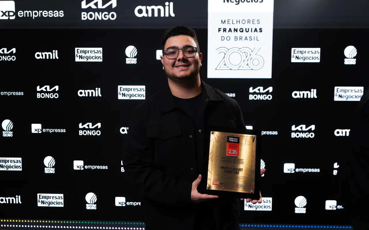 Rafael Oliveira com a placa de Melhores Franquias do Brasil 2026