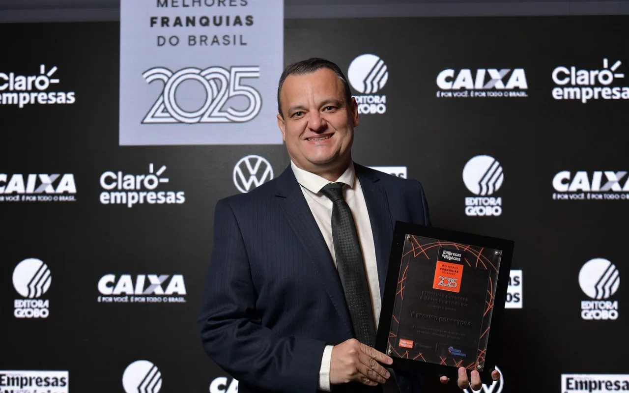 Adriano Oliveira com a placa de Melhores Franquias do Brasil 2025
